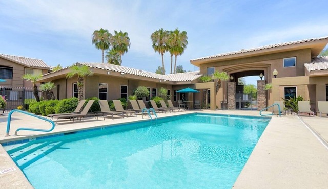 Getaway -Relaxing, Clean and Simply Decorated 2nd Floor Condo -30 days minimum