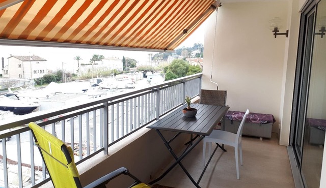 GOLFE JUAN, 150 m from the beach, F2, bright, 43m2, balcony 14m2, sea view + garage in Vallauris