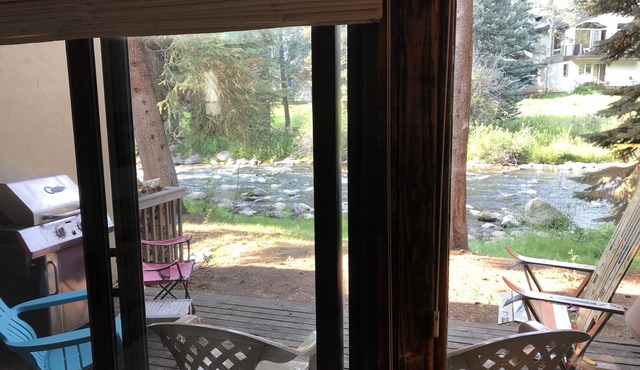 Gore Creek just off the back deck, Free Bus, Wi-Fi, Hot Tub, Summer Pool in Vail