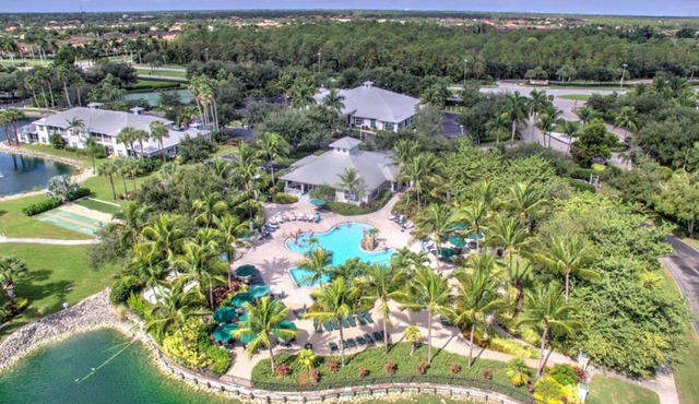 **Gorgeous First Floor Villa in Greenlinks of Lely -Relax by the Pool, Golf at 2 Courses or Enjoy Happy Hour Next Door!** in Naples