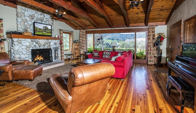 Gorgeous Rustic Ranch House & Farm Stay on 955 acre Ranch & Berry Farm-Sleeps 15