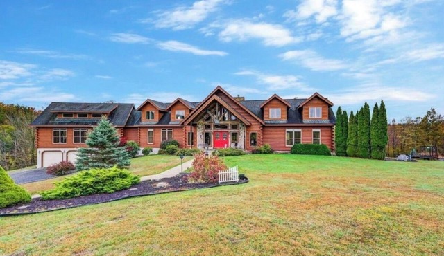 Grand Log Cabin Sleeps 16+ Game Room Elk MTN Outdoor Games Grand room in Lenoxville