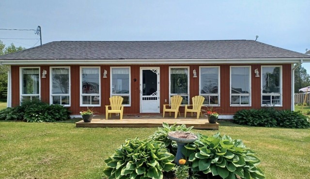 Grandview Beach Cottage, 3 brm , 2 baths, 10Km from S'side, Kayaks. in Miscouche