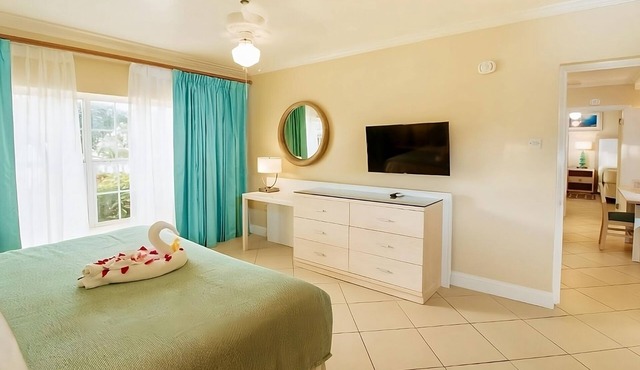 Great Location Near Rodney Bay Marina! 3 Beachfront Suits, Pool, Free Parking!