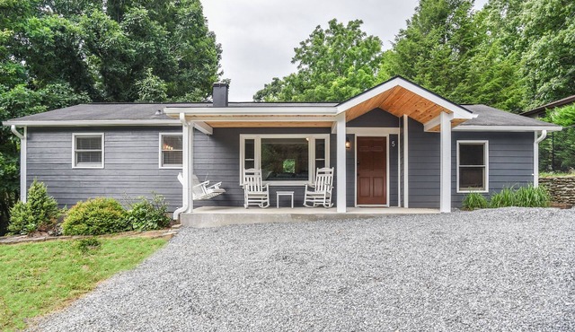 Grey Eagle Cottage with Hot Tub in Black Mountain in Black Mountain