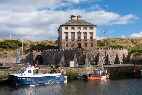 Gunsgreen Apartment- LARGE two floor apartment! Sleeps up to 11 people, First floor available separately, sleeping 2 people at a reduced rate! in Eyemouth