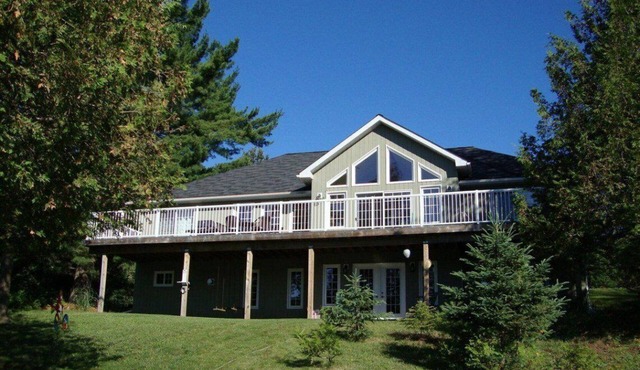 Halfmoon Paradise Cottage - Lakefront Luxury Cottage in Haliburton