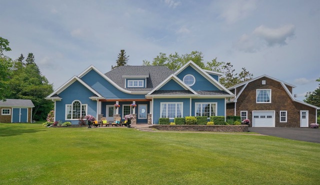 Harbourview Retreat - Waterview Luxury Home Steps from the Inn at Bay Fortune in Rock Barra