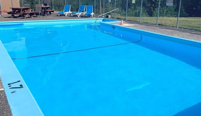 Hemlock Haven | Pool, Hot tub, Sauna, Wi-Fi, BBQ, Games Room, 2Queen, Ski-in/out in Agassiz