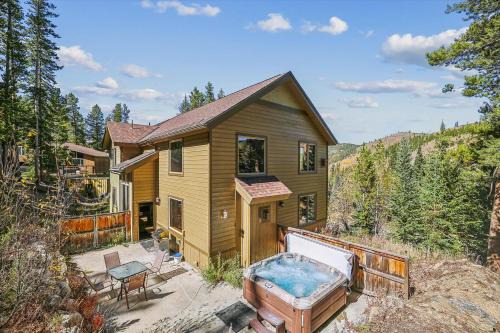 High Point Lodge, Private Home, Cozy Patio Area and Hot Tub! in Breckenridge