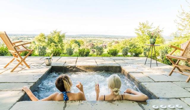 Hillside Luxury Cottage and Spa by The Three Daggers in Westbury