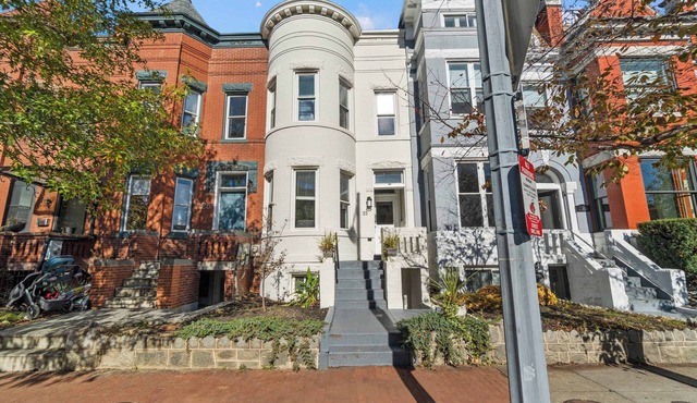 Historic charm, modern amenities, and Parking! in Washington