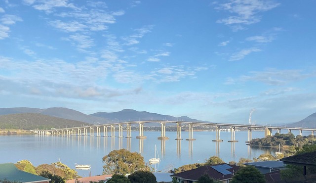 Hobart views, privacy, 6 minute drive to CBD in Rosny