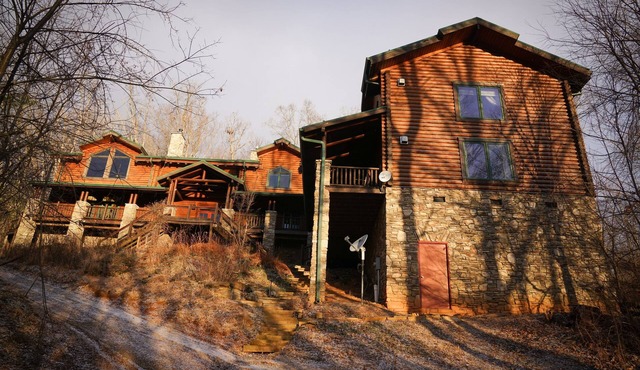 Huge 8 BR/8 BA Secluded Retreat, Spectacular Views 15min to downtown on MTS Tr in Asheville
