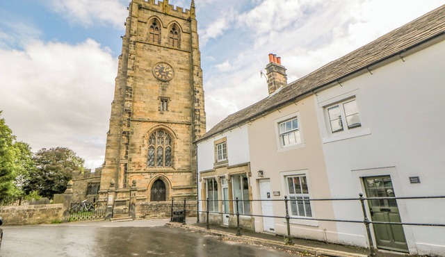 HUNTERS COTTAGE, pet friendly, with open fire in Youlgreave in Bakewell