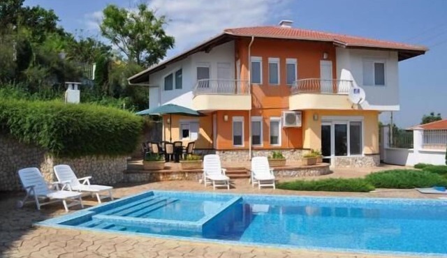 Immaculate 6-Bed Villa in Balchic Bulgaria in Balchic