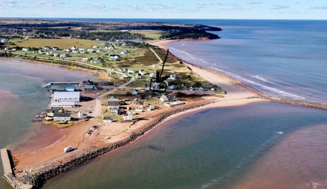 Indulge in Coastal Luxury: Unforgettable Waterfront Getaway! Multiple Families! in North Rustico