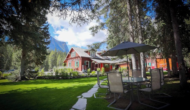 Lake Louise Suite | Mountain Views & Fireplace