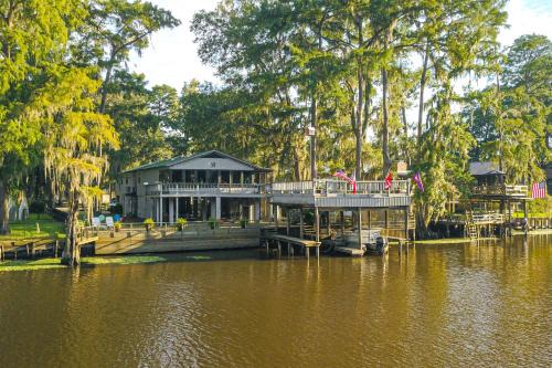 Lakefront Home: Deck, Grills & Fire Pit in Karnack in Karnack