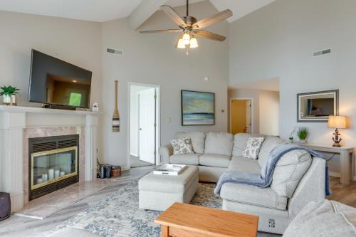 Lakefront Ozark Getaway w/Views + Community Perks in Four Seasons