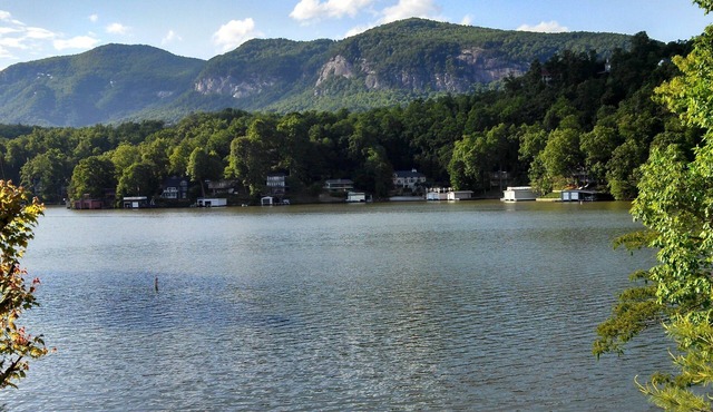Lakefront-Private Cozy Cottage with Beautiful Views Directly on Lake Lure! in Lake Lure