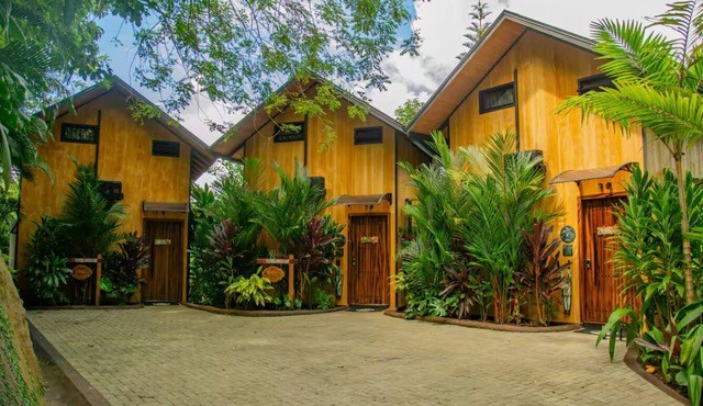 Large Arenal Retreat – 3 Cabins + 1 Villa w/Pool & 4 Hot Tubs, Sleeps 10 in La Fortuna