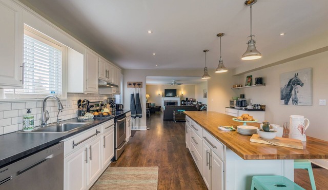 Large beautiful Farmhouse in the heart of PEC - 20 minutes to Sandbanks in Prince Edward