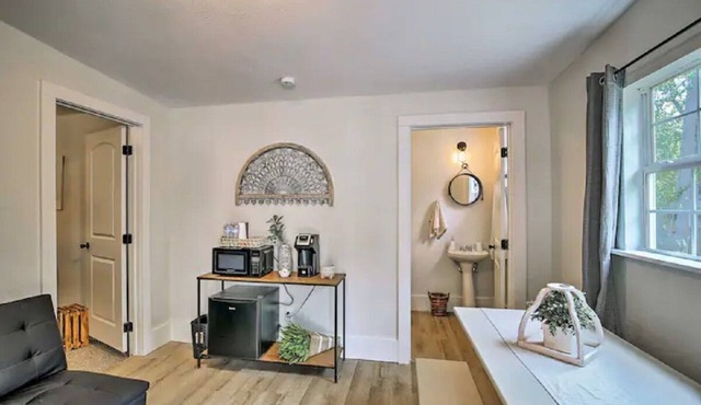 Large Family Cottage near Main St Shops! Sleeps 9.
