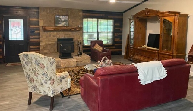 Large, open format farmhouse set back with 100 acres of prime hunting/fishing. in Douglassville