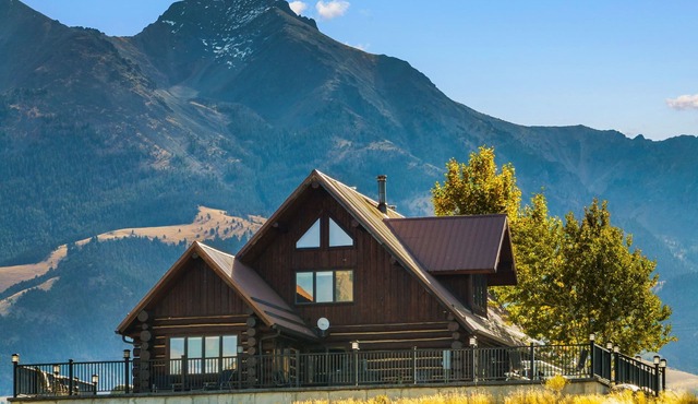Large riverfront home, fishing, firepit, close to Chico and Yellowstone in Emigrant