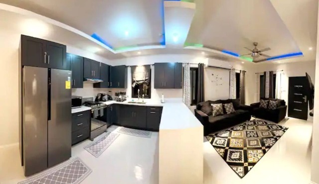 Leah's Retreat! 3-bedroom, house located 5 minutes from Ocho Rios attractions. in Ocho Rios