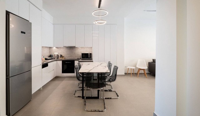LIV - Luminous & Spacious Apartment in Pagrati in Athens