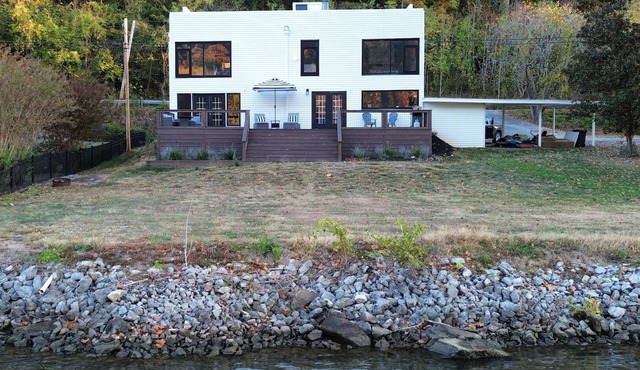 Located directly on the Tennessee River and minutes from downtown Chattanooga! in Chattanooga