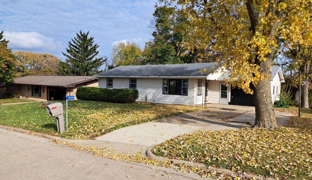 Location! Large Home w/Country Views, Entertainment, Dubuque
