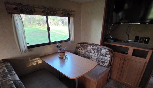 Lois' Hideout Comfy 1 bedroom camper within 7 minutes of Kinkaid Lake. in Oraville