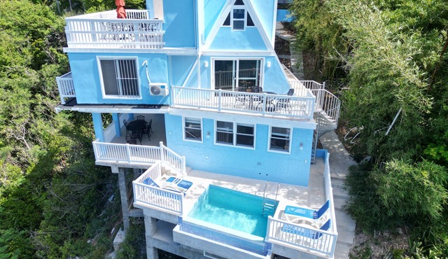 Looking for peace and tranquility in this beautiful oceanfront villa in Fortuna