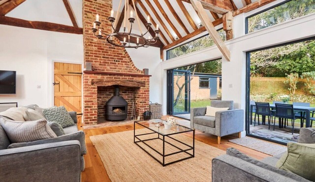 Luxurious Barn With Outdoor Dining, Near Vineyard in Hambledon