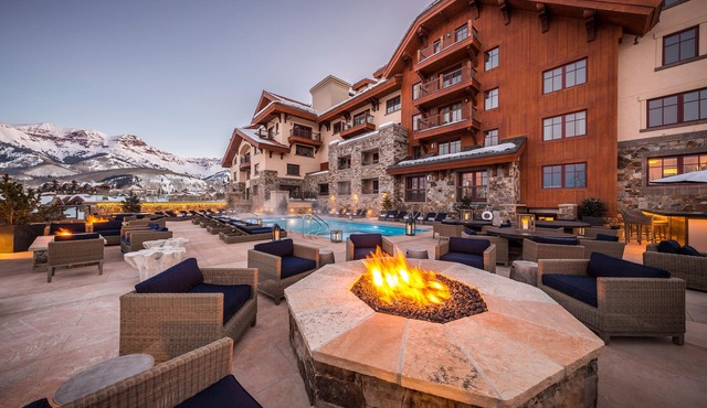 Luxurious Mountain View Suite w/Gas Fireplace, Private Balcony, & Full Kitchen