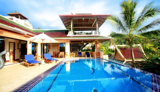 Luxury 4 Bed Infinity Pool Villa, Chef. in Tambon Karon