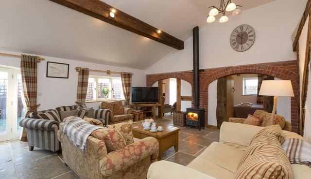 Luxury barn near Ellesmere Sleeps 10 Hot tub Pub 2 min walk in Ellesmere Sropshire