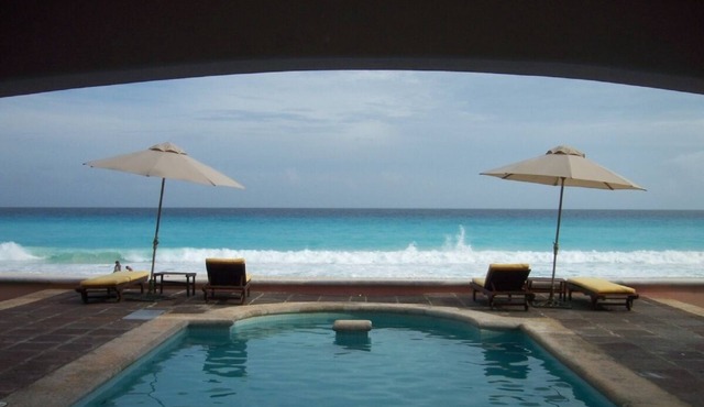 Luxury beachfront huge 4 bedroom IN HOTEL ZONE 1 mile form La ISLA Shopping in Cancun