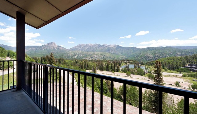Luxury Condo by Main Plaza - Walk to Slopes - Deck with Amazing Views