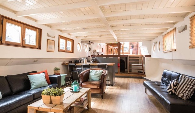 Luxury large houseboat in the famous Jordaan district