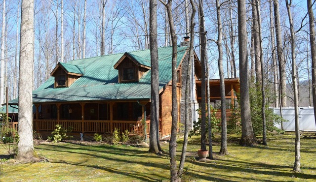 Luxury Log Cabin on Edge of National Park with Over-The-Top Amenities & Reviews in Cosby