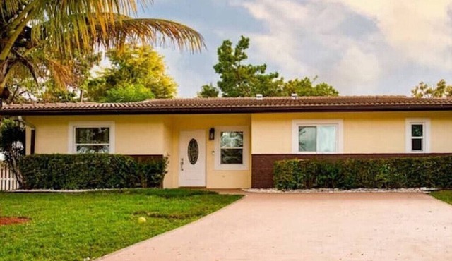 Luxury Modern Home - Coral Springs, Florida in Coral Springs