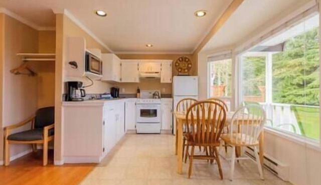 (M) Deluxe Double Bedroom Cabin (non pet friendly) in Alert Bay
