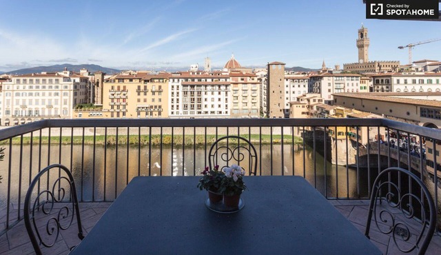 Magical terrace on the Ponte Vecchio in Firenze