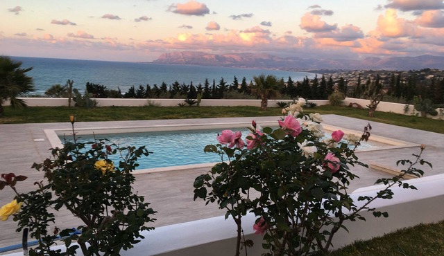 Magnificent villa with sea view at 500 meters from the beach