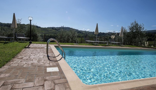 Martina, apartment with terrace on the green hills of San Giminiano