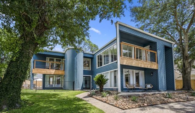 Mid-Century Modern Home w/ Lakeview's and Private Pool- Sleeps 12 in Willis
